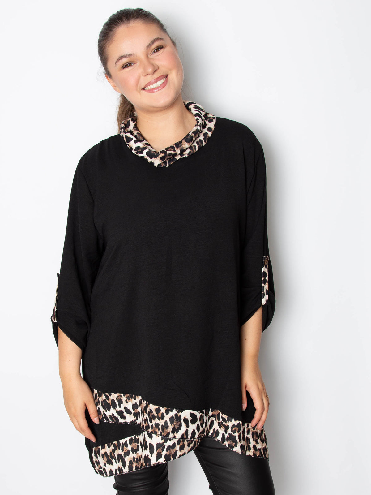 Asymmetisk bluse med leopard print