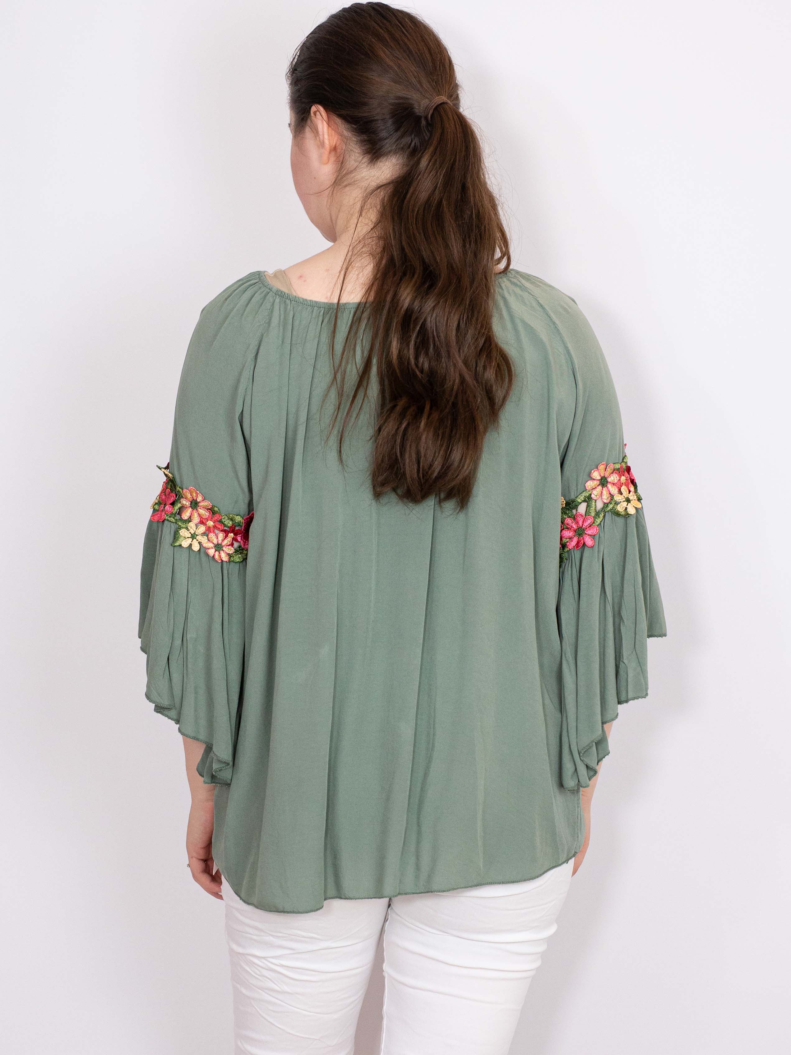 Bluse med blomster broderi - Brystmål 120cm