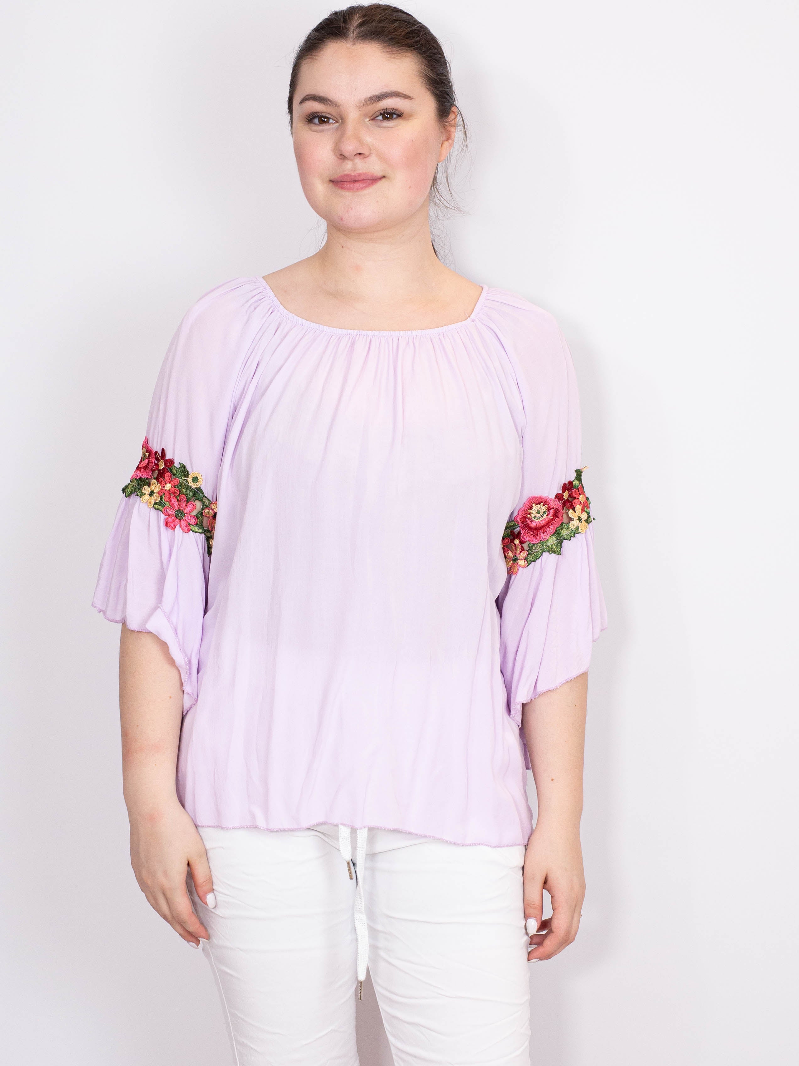 Bluse med blomster broderi - Brystmål 120cm