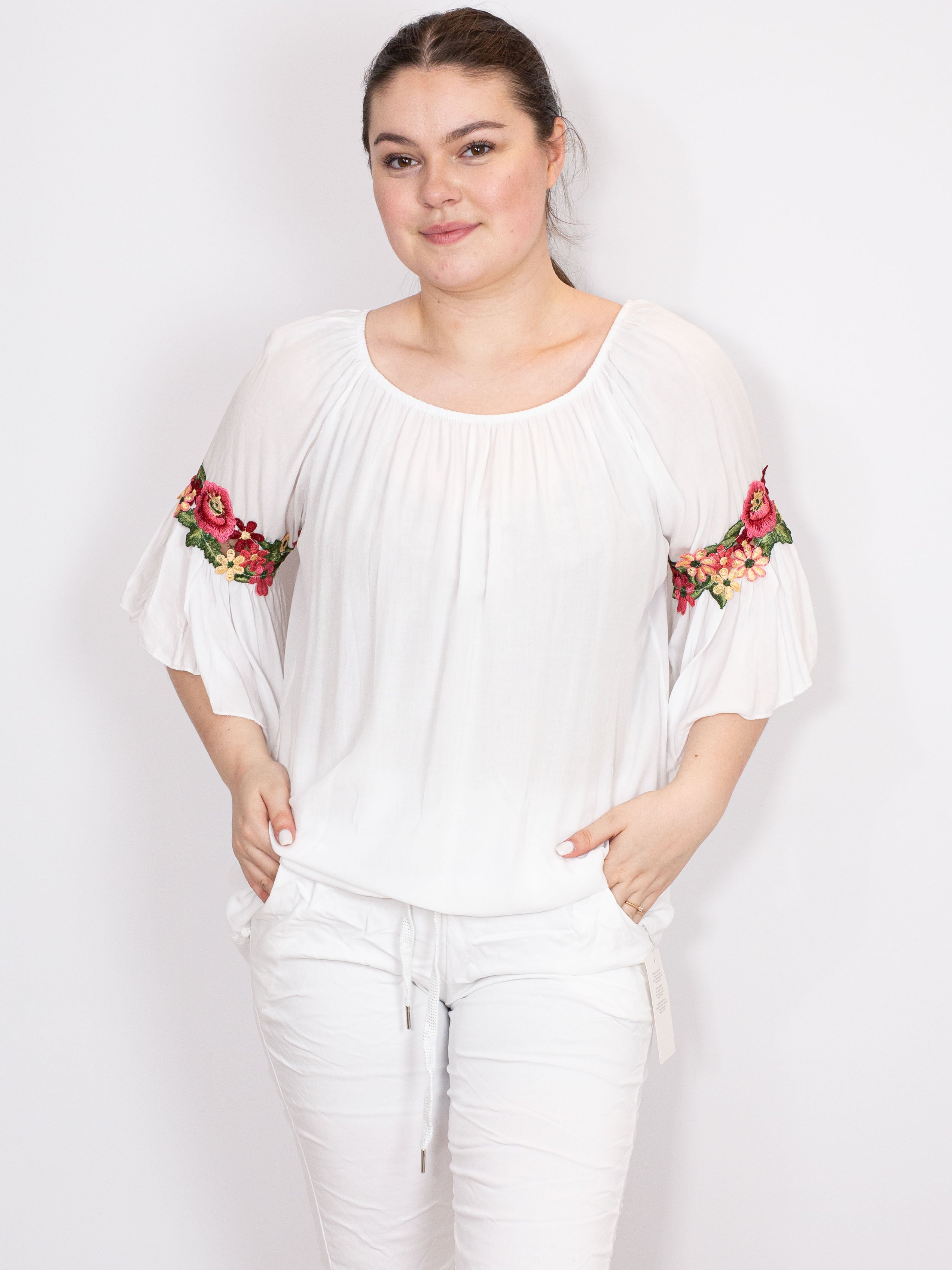 Bluse med blomster broderi - Brystmål 120cm