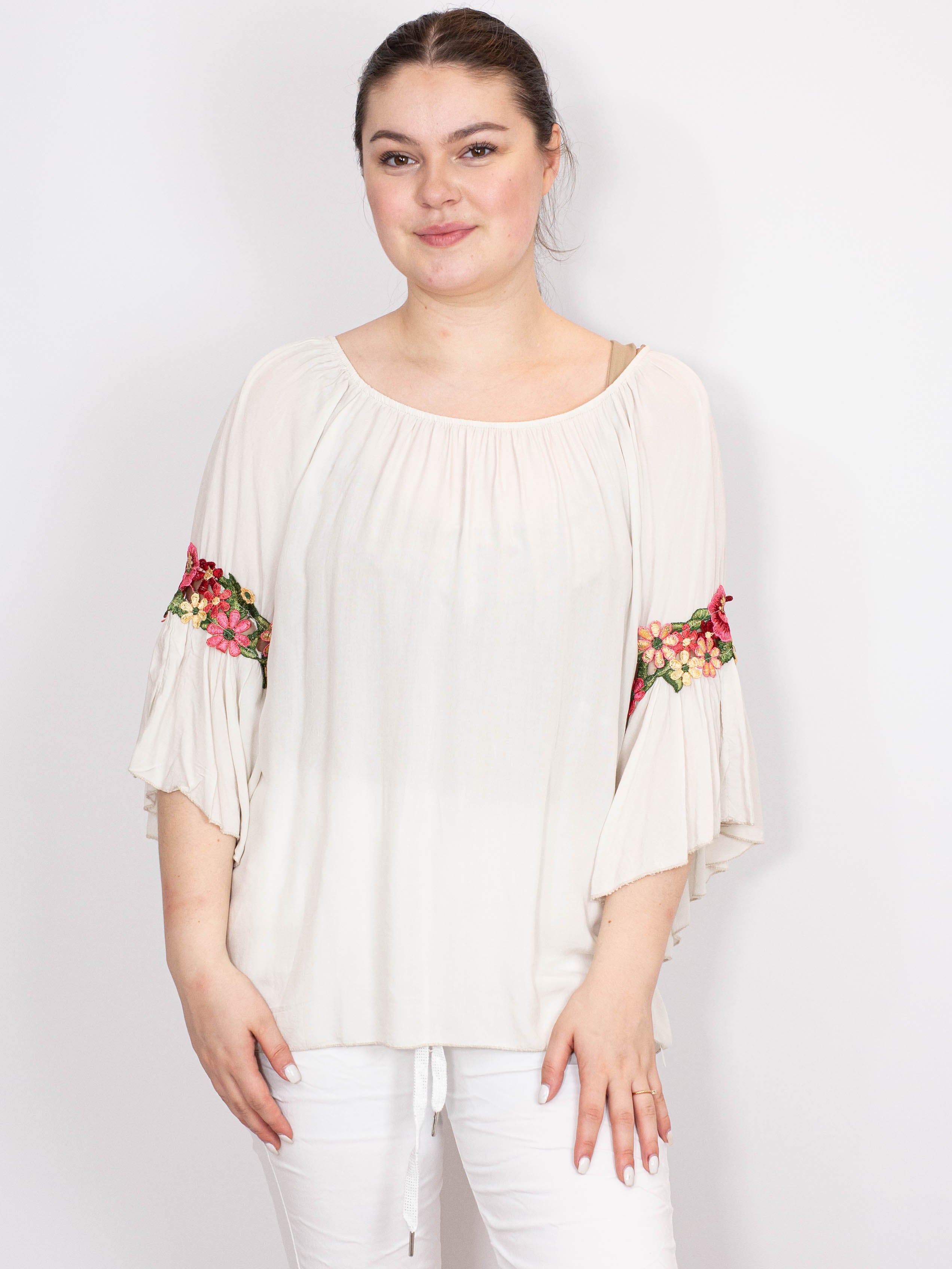 Bluse med blomster broderi - Brystmål 120cm