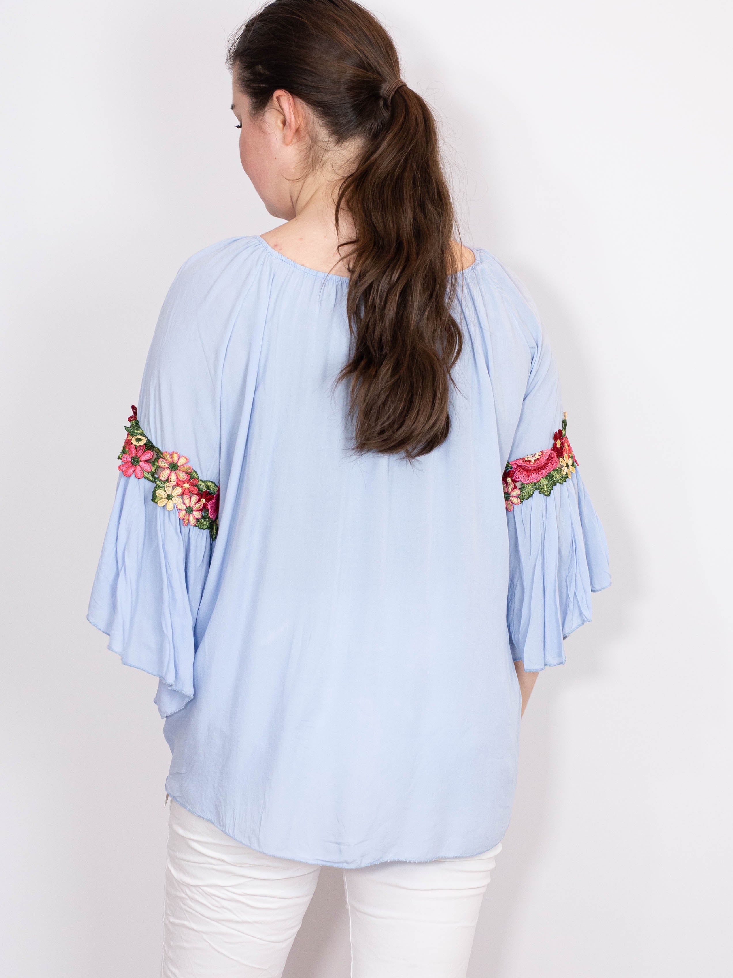 Bluse med blomster broderi - Brystmål 120cm