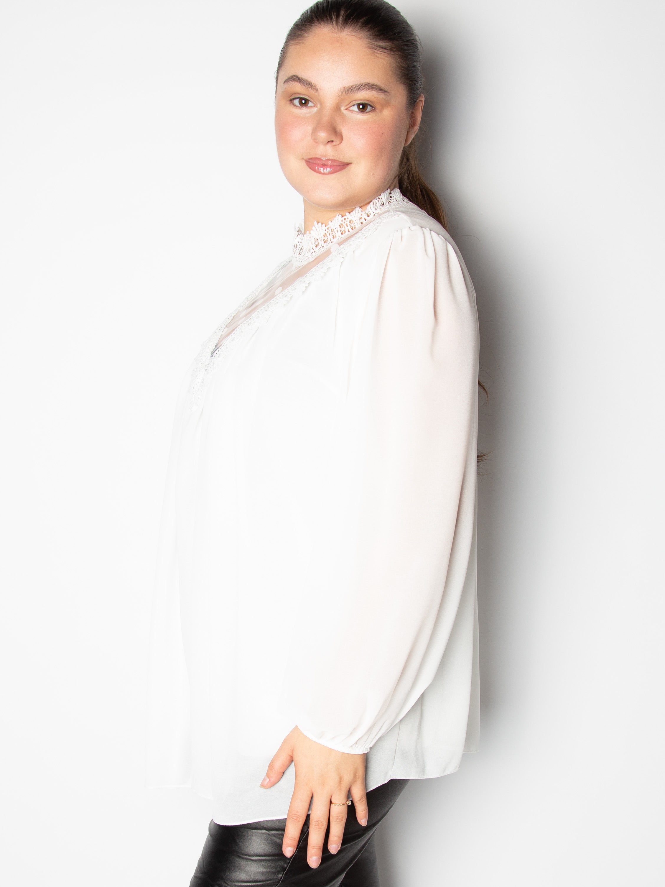 Bluse med mesh polkaprikket - ITSEP24